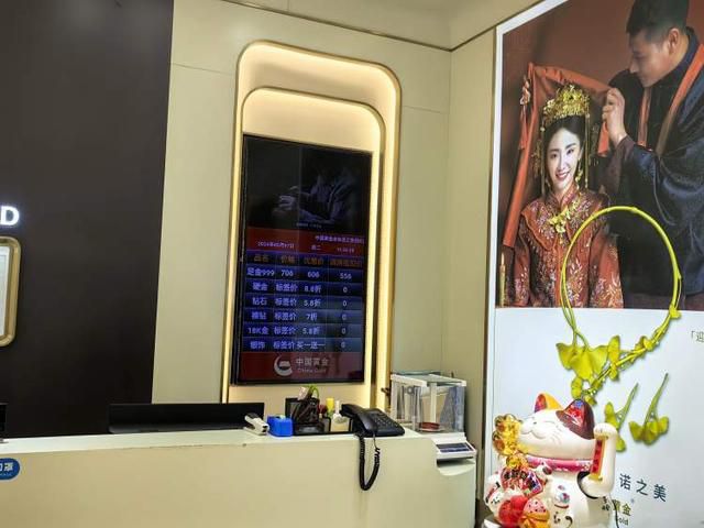 黄金回到8字头，实探金店
