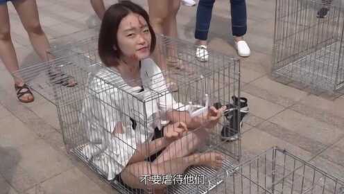 多人将两女子关铁笼游街事件，真相揭露，系摆拍之谜