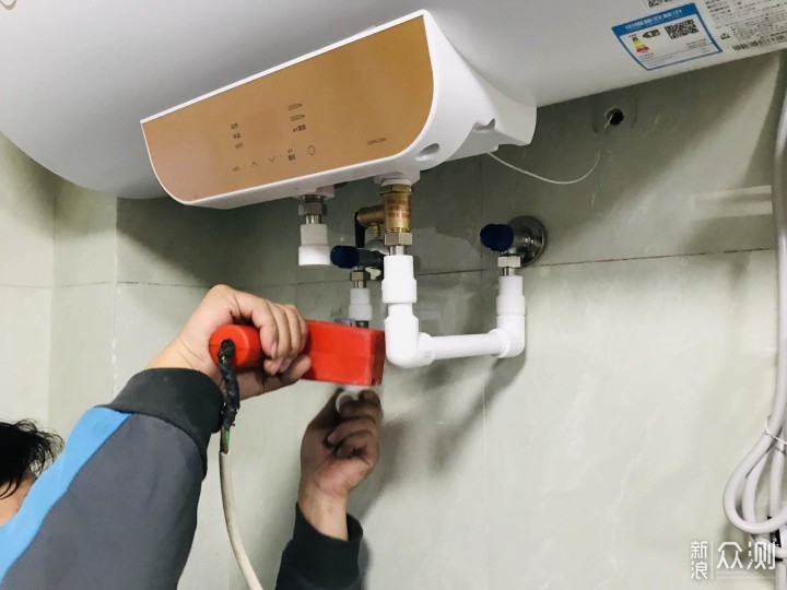 自己动手装热水器？看完万和365T-12安装视频，我发现这事儿没那么玄乎