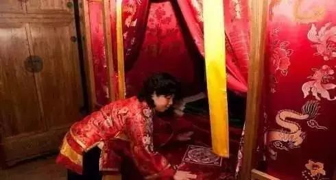 从安徽闹洞房视频说起,那些年我们围观过的婚俗与边界 从安徽闹洞房视频说起,那些年我们围观过的婚俗与边界
