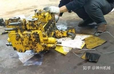 卡特365b挖掘机晚上装车视频，为啥老司机都挑这个时间干活