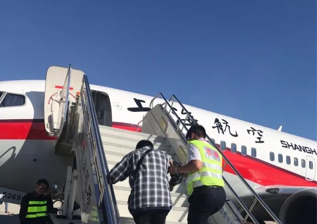 佛得角队回国,机场人山人海,归心似箭的温暖画卷 佛得角队回国,机场人山人海,归心似箭的温暖画卷