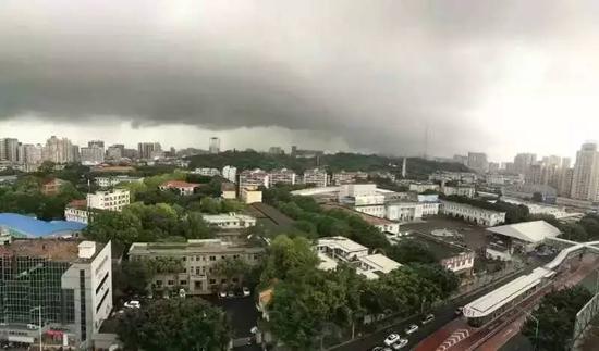 广西南宁洪涝灾害，2人逝去，城市在雨中守望