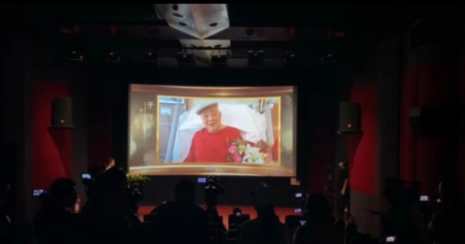 卡特365c挖掘机工作视频表演，铁甲巨人的日常，比电影还带劲