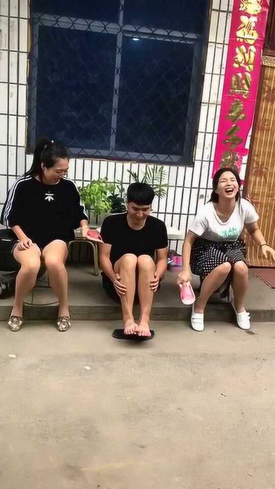 老包跪嫂视频，当流量裹挟着家事，我们到底在围观什么？